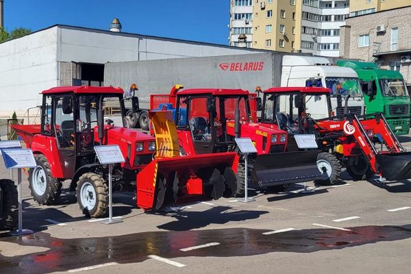 Сегодня в Минске состоялась презентация коммунальной техники на базе тракторов BELARUS ОАО «БЗТДиА» для предприятий ЖКХ.